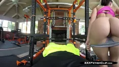 Abspielen Die schärfe ist im fitnessstudio angekommen und rachel starr liebt einen guten cardio-fick, der sie ins schwitzen bringt