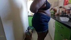 Jouer Une caméra cachée a filmé ce que ma femme de ménage faisait dans la cuisine pendant qu'elle travaillait