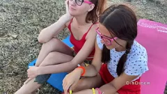 Riproduci Quartetto in montagna: le adorabili adolescenti Katty West e Kate Rich si scatenano in pubblico