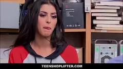 Reproduzir Encontro fumegante em shopping center: adolescente latina Sophia Leone fode policial para evitar a prisão