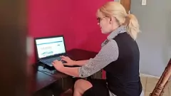 Играть Секретарь -любитель держит босса счастливым от минета и ручной работы