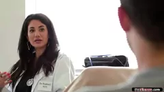 Reproduzir Doutor check -up Petite Latina's esguichando a buceta