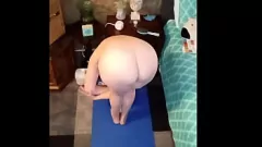 Reproducir Naughty Morning Yoga: Big Tits & Bubble Butt con mamá Vee