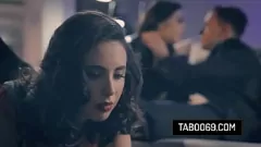 Reproduzir Donas de casa com tesão Casey Calvert e Whitney Wright compartilham um grande pau em um trio vago