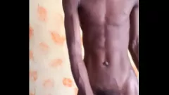 Reproduzir Hung Mandigo Stallion mostra seu pau enorme