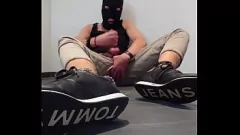 Redare Fetișul picioarelor care mănâncă cu știfturi amatori în adidași
