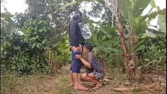 Redare Filipina adolescentă este cremă în aer liber în public