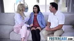 Reproduzir A madrasta Brandi Love inicia o Teen Ryder Rey em um trio com Bobby Beefcakes
