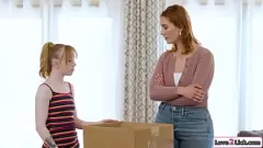 Abspielen Tätowierte MILF und Petite Stepmom teilen eine verbotene Lesbenbindung