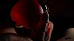 Jouer Maîtresse dans les gants de boxe domine et les poings une grosse bite