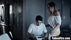 Abspielen Stiefgremische Fänge, die Stiefbruder zum Bild von Stiefmom wichsen - Hardcore -Tabu -Begegnung