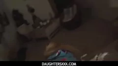 चलाएँ STEPDAD किशोर सौतेली बेटी केसी बैलेरीनी की सेक्स अपील का विरोध नहीं कर सकता