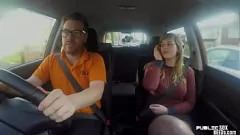 Jouer Session de baise intense de la voiture de POV de l'instructeur de l'instructeur MILF tatoué