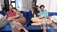 Afspelen Stepmom en tienervriendin sluiten zich aan bij No Nut november Foursome