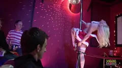 Jouer Célébration de Noël: Sexe de groupe anal avec blonde et brune en bas et brunes