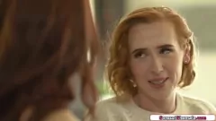播放 Redhead Shemales Tori Easton和Shiri Allwood在强烈的鞍性中
