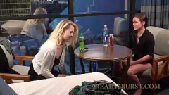 Riproduci Sunshine e Adora in una gara disperata di pipì: chi riesce a fare pipì più a lungo?