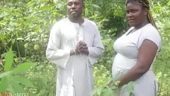 Reproducir Sea testigo del encuentro salvaje entre una gorda rubia y una asiática exótica atrapadas en una sesión de sexo estilo perrito en la granja