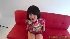 Reproducir La inocente adolescente británica Maeve de Leeds le da su primera mamada a un chico nerd en lencería POV