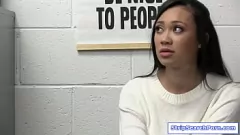 Oynat Büyük memeli esmer hırsız Madi Laine, ofisteki seks sahnesinde bir erkek memura sert bir oral seks veriyor