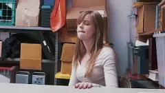 Riproduci La teenager Dolly Leigh il taccheggio porta a un'azione selvaggia a pecorina interrazziale in ufficio con un grosso cazzo nero