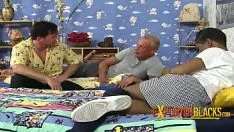 播放 青少年保姆在种族帮派中