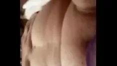 Odtwórz Linda dotyka dildo. 1