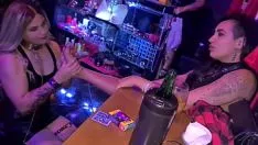 Reproduzir No meio do bar ele se ajoelhou e osculou meus pés ... pedolatria publicamente cera gravação de vídeo em vermelho