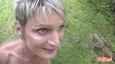 Abspielen Soizic Jolly Milf wird von einem verheirateten Mann gefickt und ist im Wald unbekannt