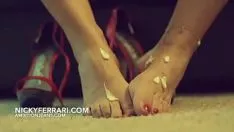 Играть Играю ногами.