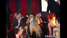 Jouer sashay aggroup brûlant s'immergeant