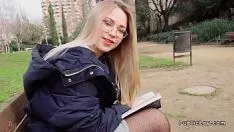 चलाएँ सुनहरे बालों वाली में होजरी में नीचे fucks में झाड़ियों