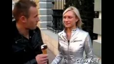播放 热情的征服导致令人惊讶的fucworld-beater穿着裙子