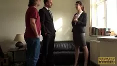 Reproducir los británicos no profesionales brunet se acuestan con un sashay gordo en su culo