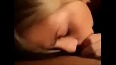 تشغيل Bionda تعمل gauderyino مثيرة للإعجاب بضربات الساق في لفظها!
