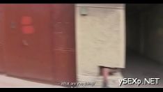 চালান অ্যাকশন উজ্জ্বল আনন্দের সাথে কিছু হাউট স্লাটার্ন উপস্থাপন করে