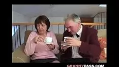 تشغيل عقدة Bosomy الدهون الجدة تمارس الجنس مع grandad