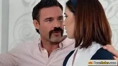 تشغيل طفلها الثمين سبقت من قبل مدرس الطب لها