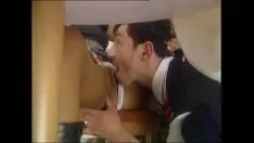 تشغيل رجل يكتشف القطة الصغيرة لعميل أسفل الرف في مكان لتناول الطعام